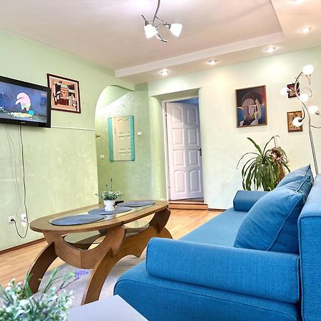 Apartments In The City Centre, Near A Park 리우네 외부 사진
